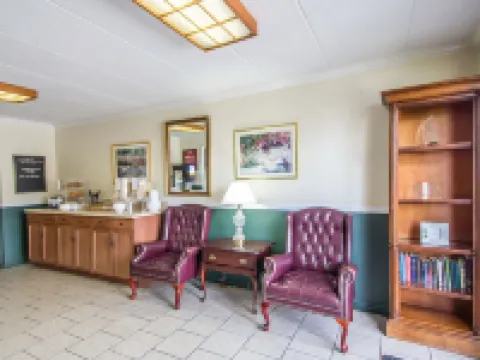 Econo Lodge Inn & Suites Airport Hotels in Windsor Locks