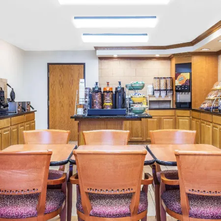 Days Inn & Suites by Wyndham Logan