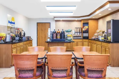 Days Inn & Suites by Wyndham Logan