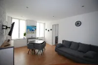 Santorini - Design Apartment in the Heart of Fere Hotels in Coucy-le-Chateau-Auffrique