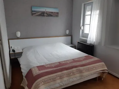 Logis Hôtel les Chardons Bleus Restaurant le Bistrot de La Mer Hotels near The Exotic Garden of Roscoff