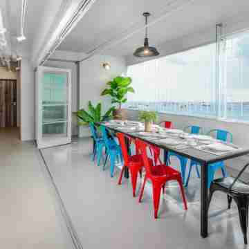 COOLIV Apartments Dining/Meeting Rooms