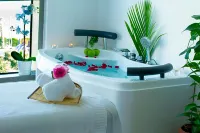 Kuwait Grand Hotel - Bathtub