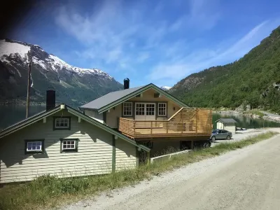 Vollsnes Feriehus Hotels in Hjelle