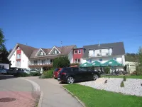 Landhotel Zur Linde فنادق في LoBburg