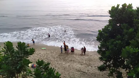 Lippo Condominium Pantai Carita by Yayin Отели в г. Пандегланг