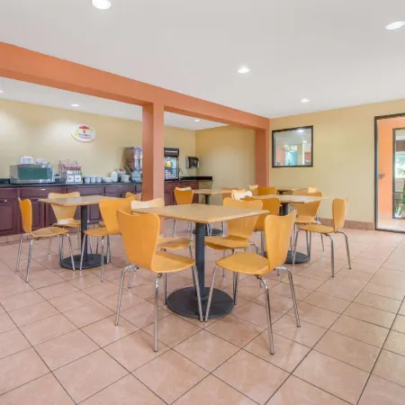 Super 8 by Wyndham Tulsa