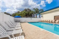 Days Inn & Suites by Wyndham Lakeland - Swimmingpools