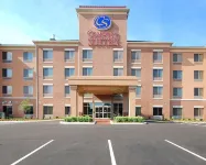 Holiday Inn Express & Suites Milwaukee NW – Park Place