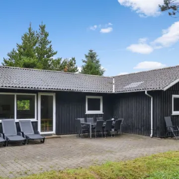 "Arnold" - 3.3km from the Sea