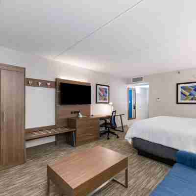 Holiday Inn Express NAPERVILLE by IHG Rooms