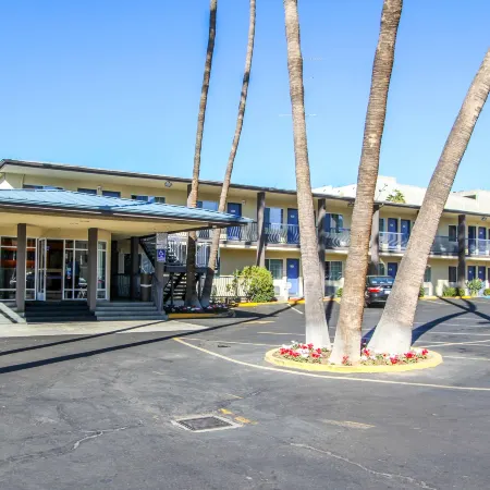 Motel 6 San Diego, CA - Airport - Harbor Отели рядом с достопримечательностью «Музей-авианосец «Мидуэй»»