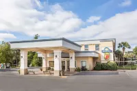 Super 8 by Wyndham Valdosta Mall - 2-Star