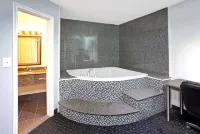 Howard Johnson by Wyndham Gananoque - Hot Tub