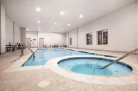 La Quinta Inn & Suites by Wyndham Mansfield TX Hotels in Mansfield