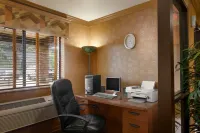 Super 8 by Wyndham Peoria East - parking
