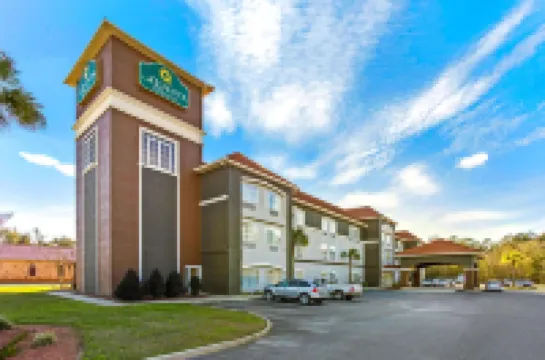 La Quinta Inn & Suites by Wyndham Mobile Satsuma / Saraland Hotel a 