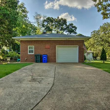 Charming Florence Getaway w/ Fireplace & Grill!