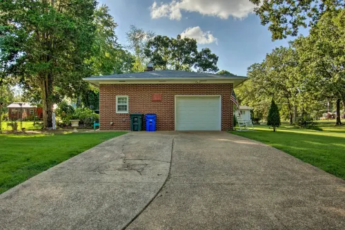Charming Florence Getaway w/ Fireplace & Grill! - Kitchen