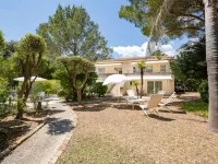 Les Dauphins Hotels near Esclamandes Beach