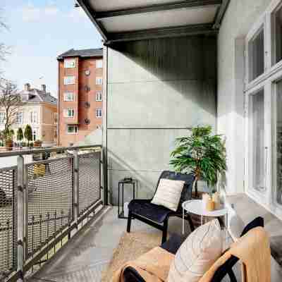 Constantin - Chic 2-Bdr Apt with Balcony Others