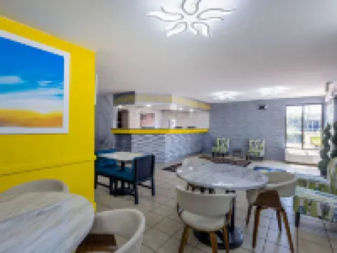 เดย์สอินน์แอนด์สวีทส์ บายวินด์แฮม ฟอร์ตแบรกก์/ครอสครีกมอลล์ โรงแรมในเฟย์เอตต์วิลล์