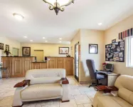 Econo Lodge Inn & Suites