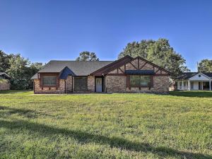 Spacious Seabrook Home with Patio 1 Mi to Beach!