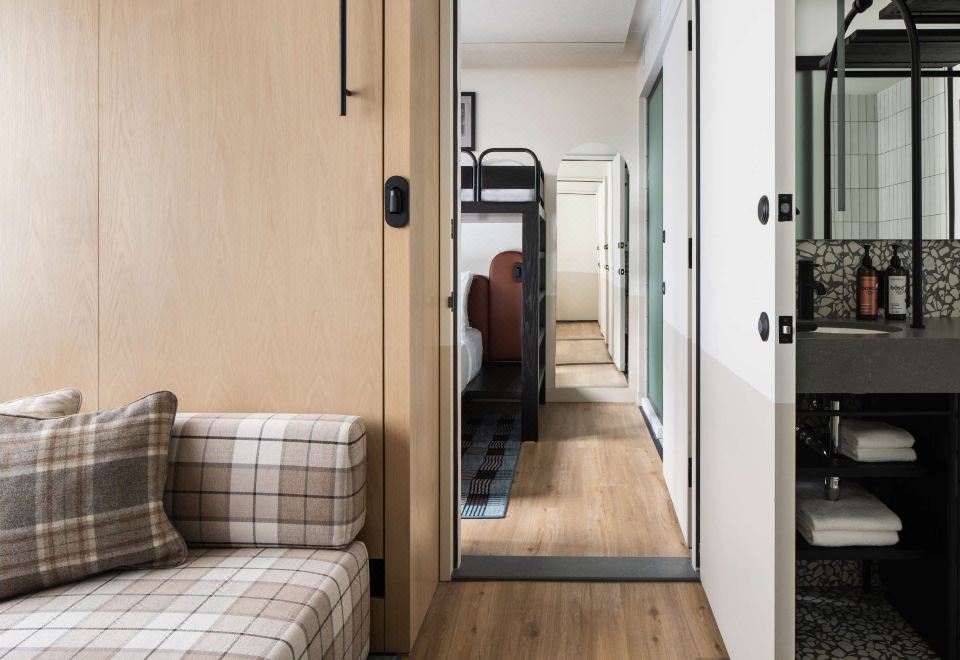 4. 모토 바이 힐튼..