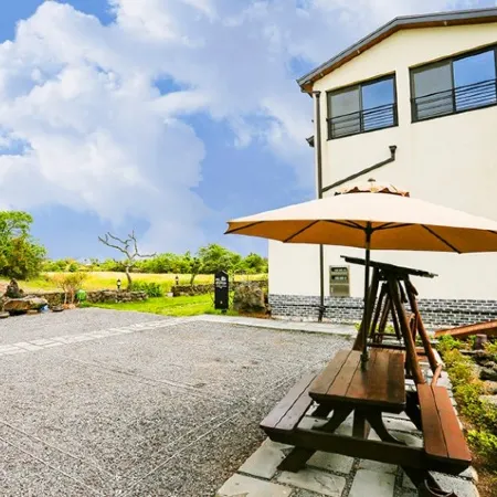 Jeju Bandi House Pension Отели рядом с достопримечательностью «Парк бонсай «Энергичный Сад»»