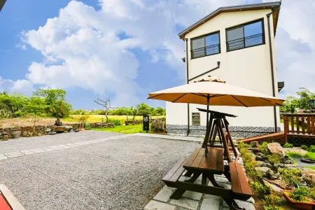 Jeju Bandi House Pension Отели рядом с достопримечательностью «Dolgeobugi Suseok Bakmulkwan»