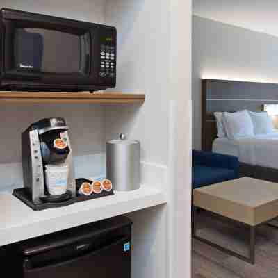 Holiday Inn Express & Suites Corona Rooms