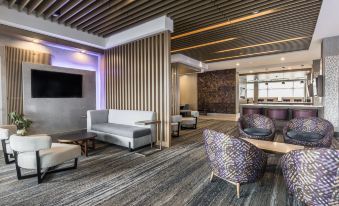 Holiday Inn Express & Suites Toronto Airport South