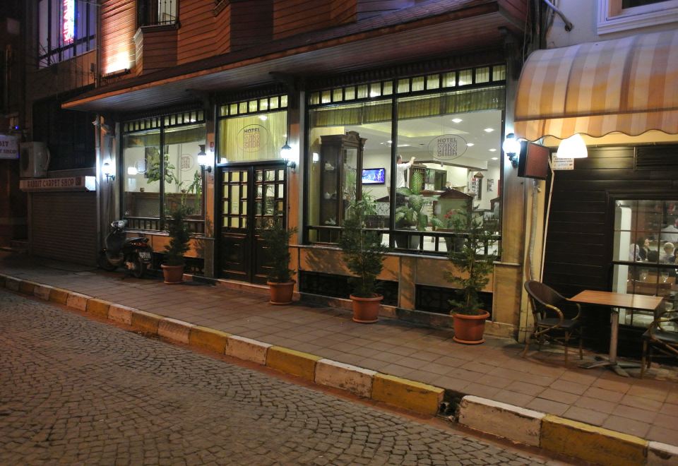 호텔 사바의 깔끔하게 리모델링된 객실 내부