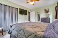 Blue Heron Cottage with Game Room, Deck and Hot Tub! 로건 호텔