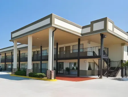 Days Inn by Wyndham Gonzales