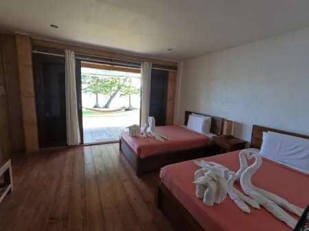 Ticao Island Resort Отели рядом с достопримечательностью «Заповедник Бантод Риф Марин»