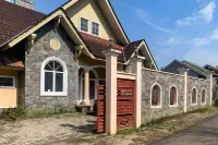 Urbanview Hotel Villa Q Gisting by RedDoorz Hotels in Gisting