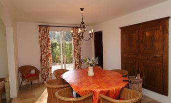 The Reading Nook - Ideally Located Provence Home with Private Pool on 1 Acre