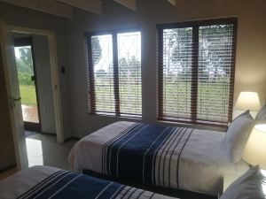 Crest Farm - Self-Catering 2-Bedroom, Wi-fi, Views, Swiming Pool