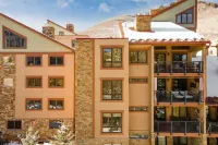 Cloud 9 by AvantStay Located at the Base of Vail Ski Resort w Community Pool Hot Tub