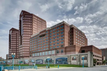 Embassy Suites by Hilton Cincinnati RiverCenter Отели рядом с достопримечательностью «Парк Деву»