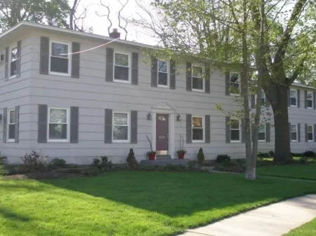 Perfectly Located Bright Water Street Condo Отели в г. Сотак