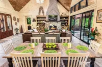 Private Falls-Hiking-View-King beds-Sauna-Pub-Chefs Kitchen-In Town & Private!