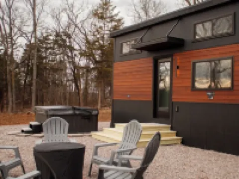 THE CAAMP. Gorgeous 2-bedroom tiny home.  Very close to the Barn/Pebble Creek Hotels in Ste. Genevieve County