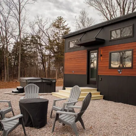 THE CAAMP. Gorgeous 2-bedroom tiny home.  Very close to the Barn/Pebble Creek