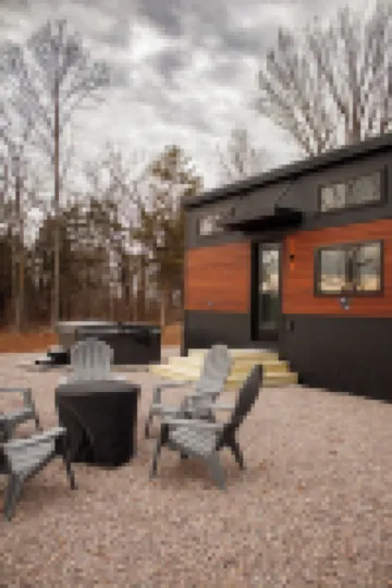 THE CAAMP. Gorgeous 2-bedroom tiny home.  Very close to the Barn/Pebble Creek