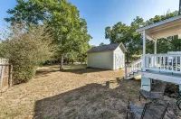 The Green Emerald Close to Down Town Brenham