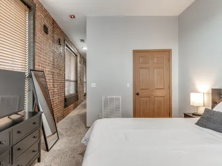 Loft in the heart of Downtown in Historic Building!