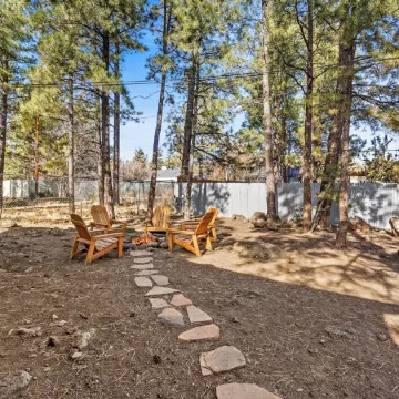 Clever Cabins - 2 Adjacent Homes w/Fully Fenced Yards, AC, W/D, Smart TVs, WiFi